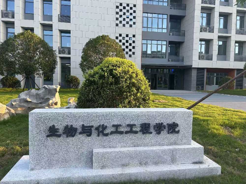 通山县扬州职业大学体育场高杆灯项目